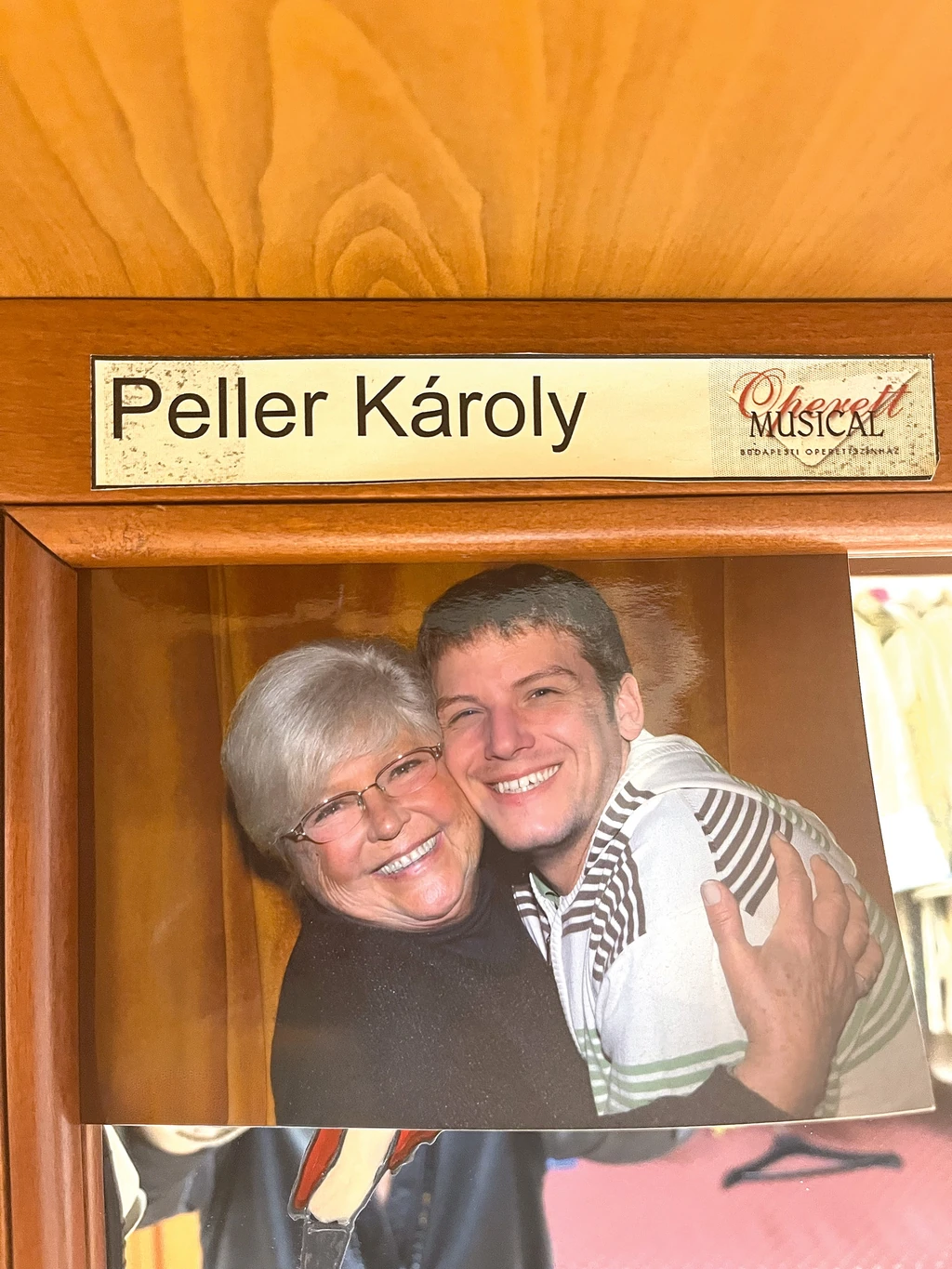 Peller Károly az öltözője tükrén őrzi a közös fotójukat