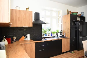 „A konyhában a natúr és a fekete színek uralkodnak. Mivel fekete csempét nem találtam, lefestettettem őket.” (Fotó: Olajos Piroska)