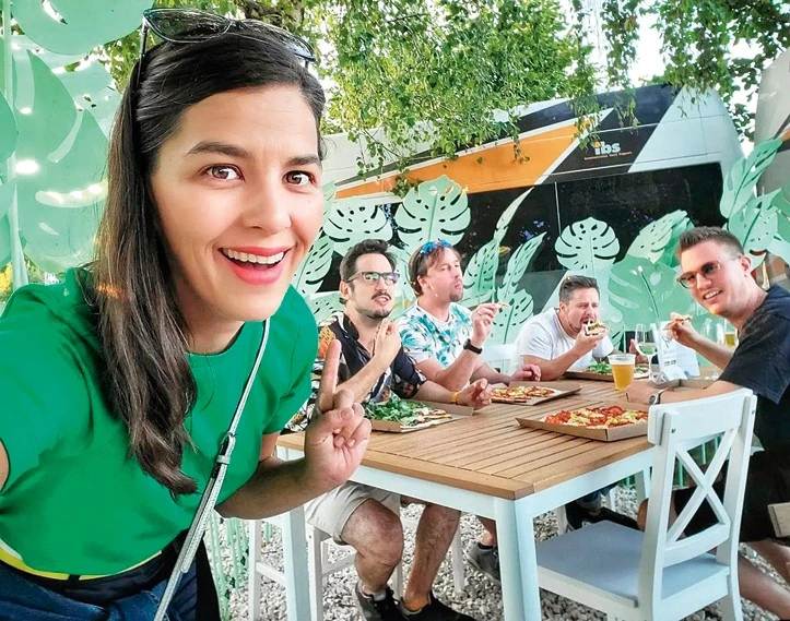 Mindig van miről beszélgetni a betérőkkel (Fotó: Archív)