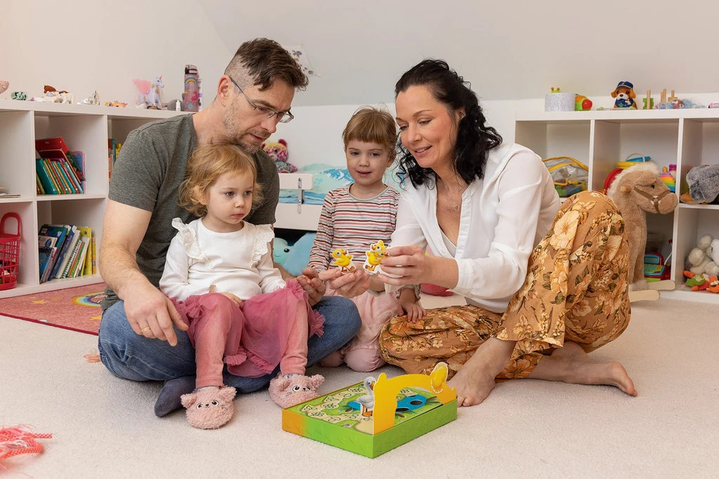 Adél lányuk öt-, Johanna még csak kétéves