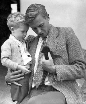 A fiába, Robertbe is korán beleoltotta a természet szeretetét. Hogy Attenborough-nak magának is milyen korán a mindennapjai része lett az őt körülvévő környezet, azt jól jelzi, hogy már 11 évesen gőtéket fogott egy tóból, hogy eladja őket a leicesteri egyetem zoológiai szakának – a kampusz területén nőtt fel, mivel itt volt igazgató az édesapja
