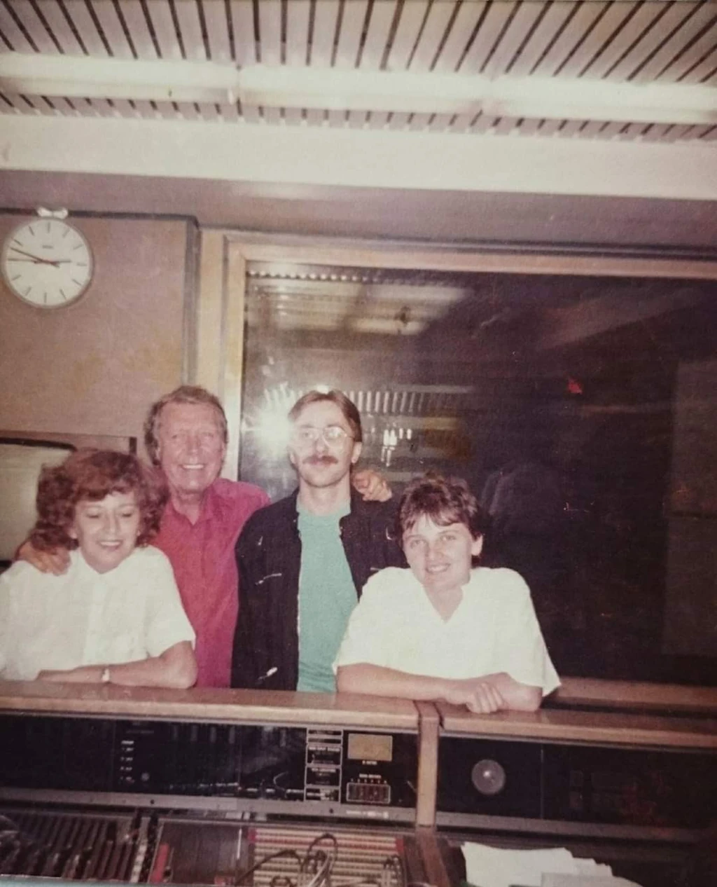 Tücsi a művész házaspár társaságában (Fotó: Archív)