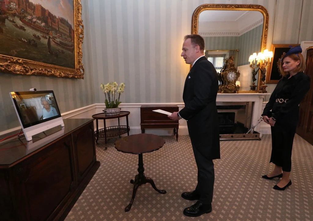 Kumin Ferenc nagykövet átadja megbízólevelét II. Erzsébetnek, aki a koronavírus-járvány miatt online fogadta a diplomatát és a feleségét a Buckingham-palotában