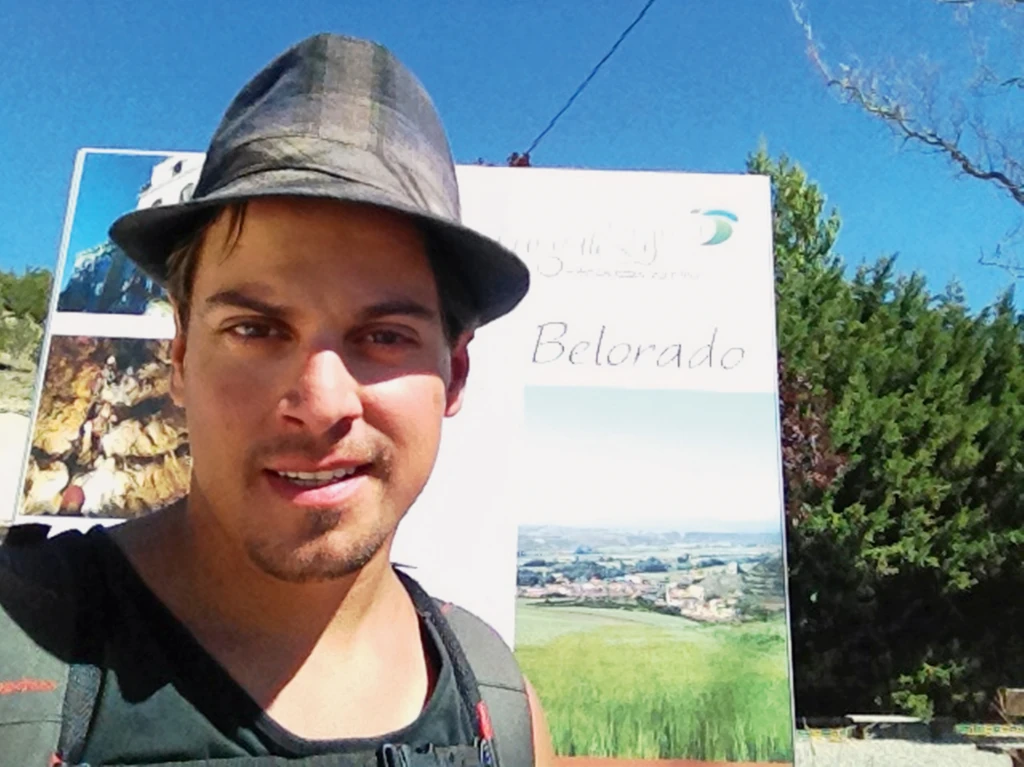 Jelet kért az égiktől, majd összetalálkozott egy pappal