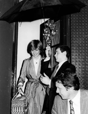1981. július 22. – Az utolsó esküvői ruhapróba. A paparazzik valahogy megtudták és a tervezőpáros, David és Elizabeth Emmanuel szalonjának hátsó kijáratánál, szakadó esőben várták őt