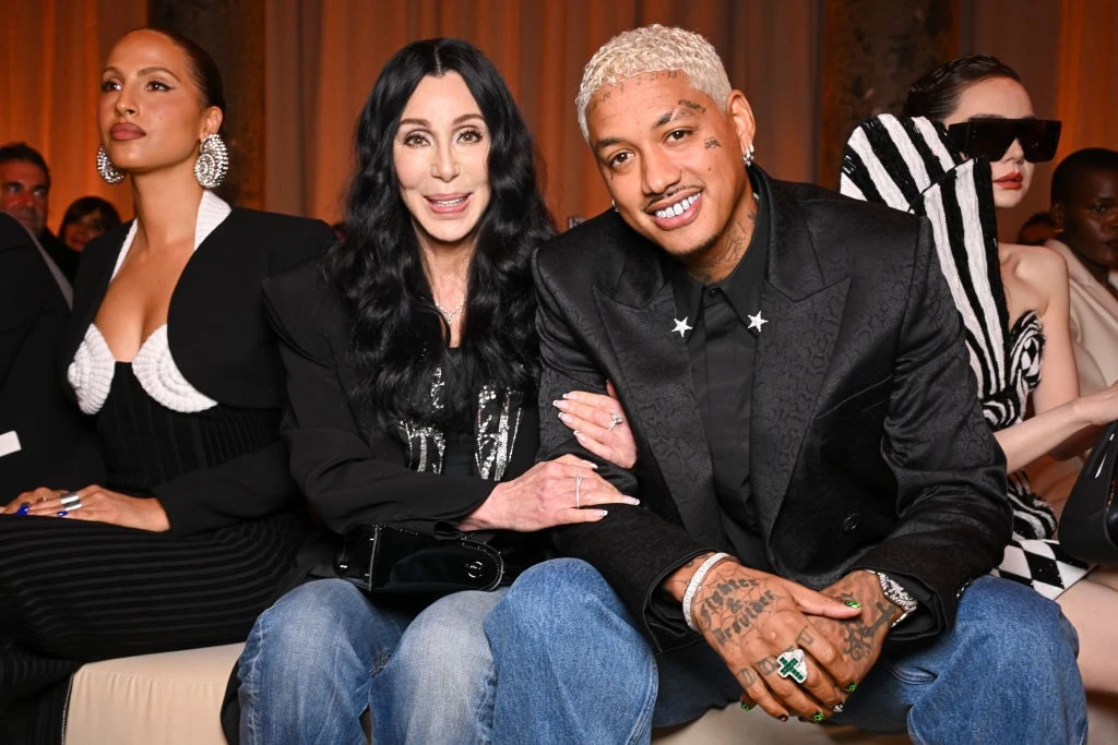 Cher és szerelme, Alexander Edwards a Balmain divatbemutatójára is együtt érkeztek (Fotó: Getty Images)