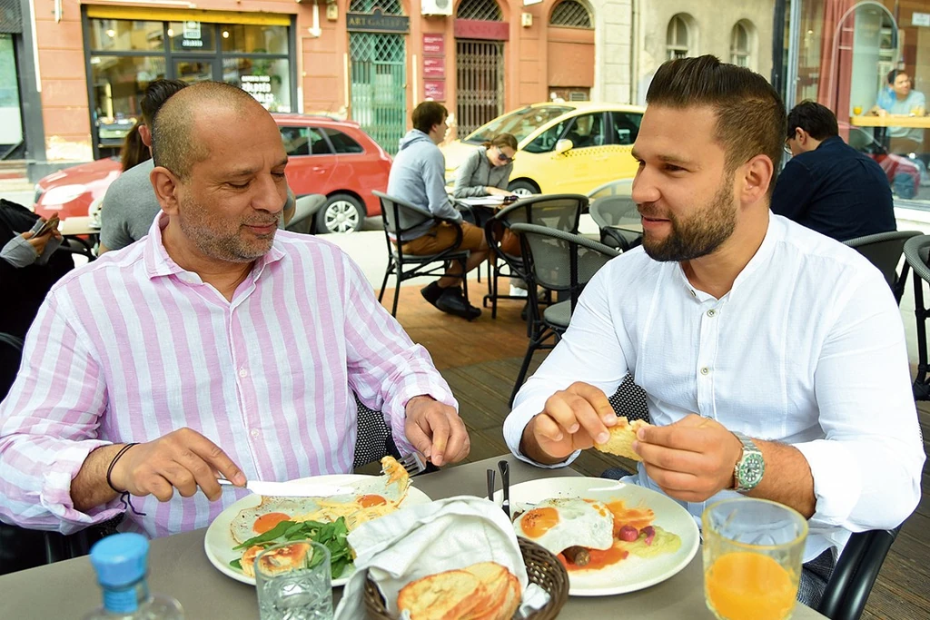 Az apa mindig megkóstolja a fia menüjét (Fotó: Olajos Piroska/fotocentral.hu)