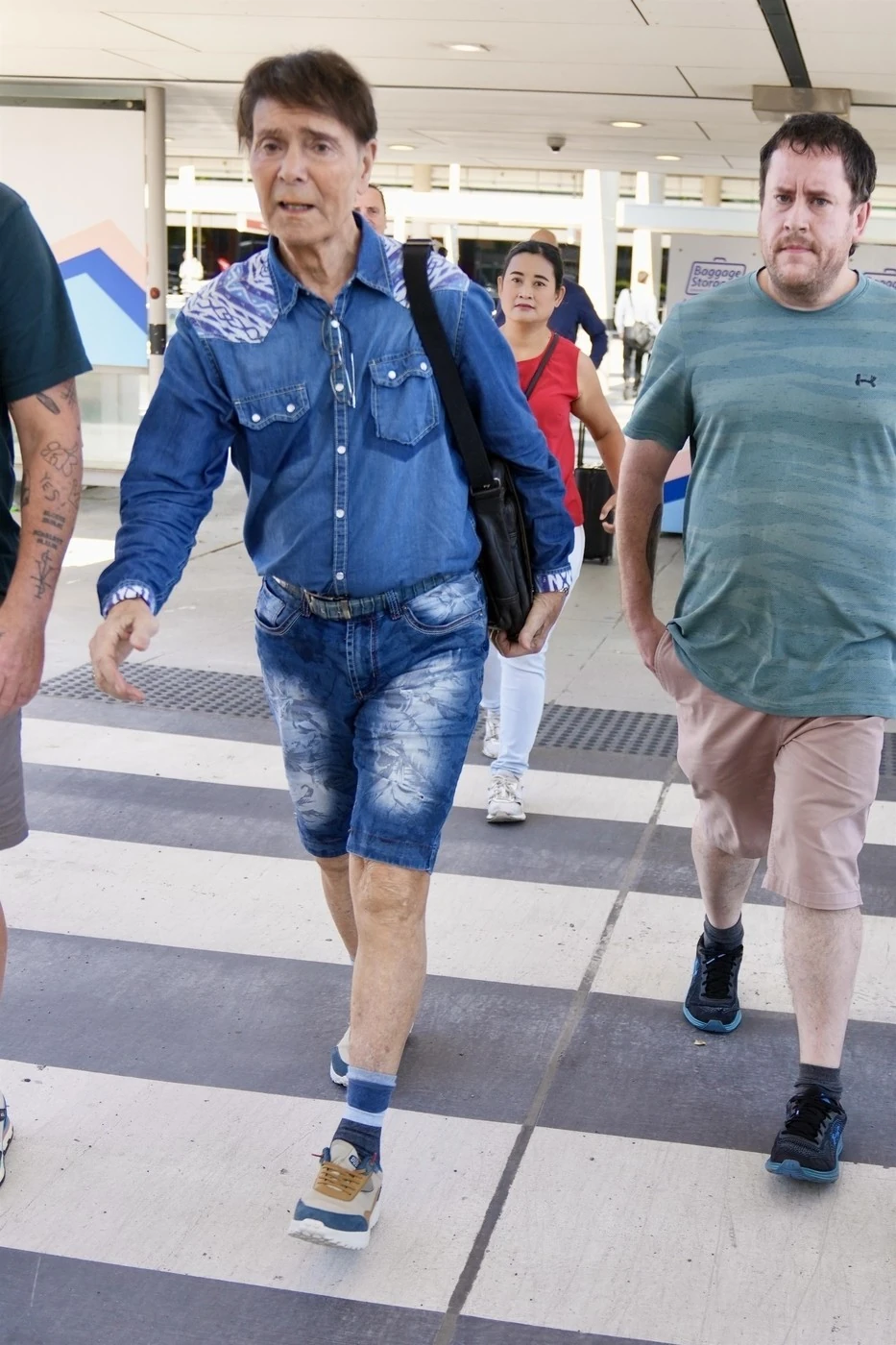 Denimsort és farmering, igazán trendi választás a 85 éves popsztártól (Fotó: Profimedia)