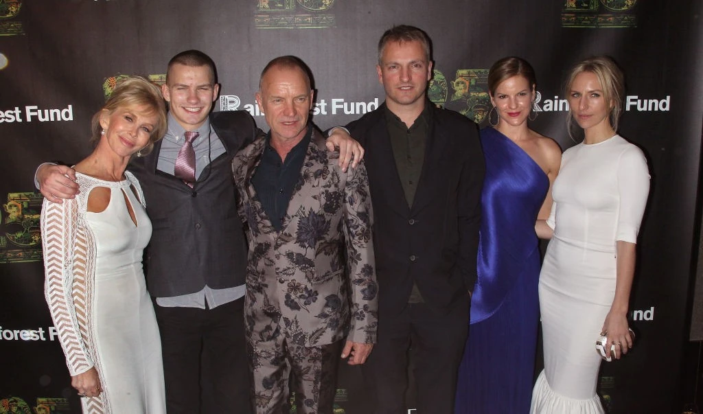 A hatból négy gyerekükkel: Giacomóval, Joe-val, Fuchsiával és Mickey-vel