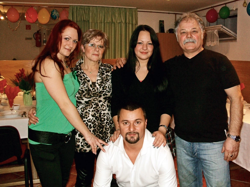 Betti a szüleivel, a nővérével és a bátyjával (Fotó: Archív)