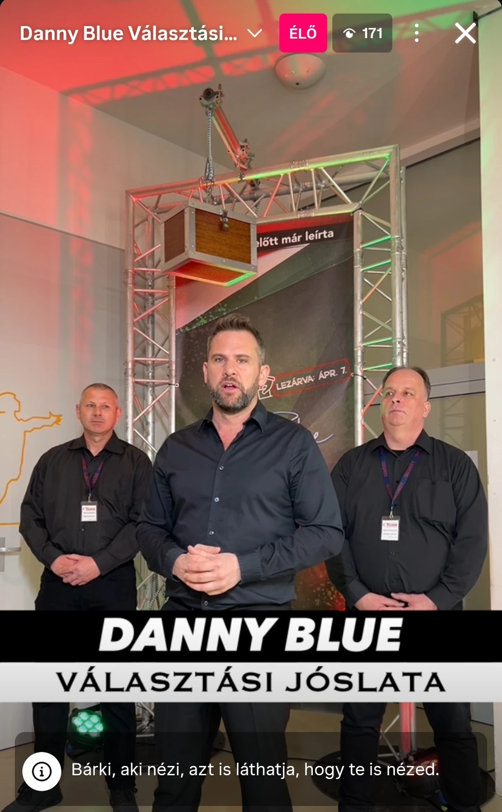 Fél óráig csak a két biztonsági őrben gyönyörködhettek Danny Blue nézői, majd maga a mentalista is csatlakozott az élő közvetítéshez. (Fotó: Instagram)