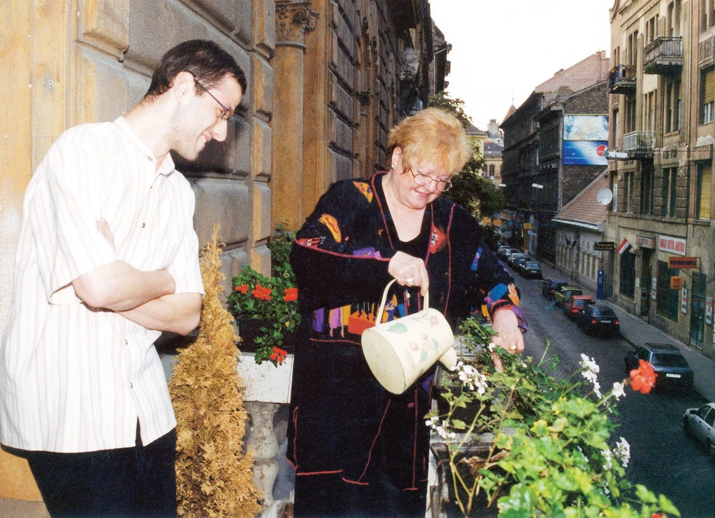 Élete első és utolsó saját lakásának erkélyén a fiával. Kevés boldog pillanat jutott az énekesnőnek (Fotó: Steindl Gabriella/fotocentral.hu)