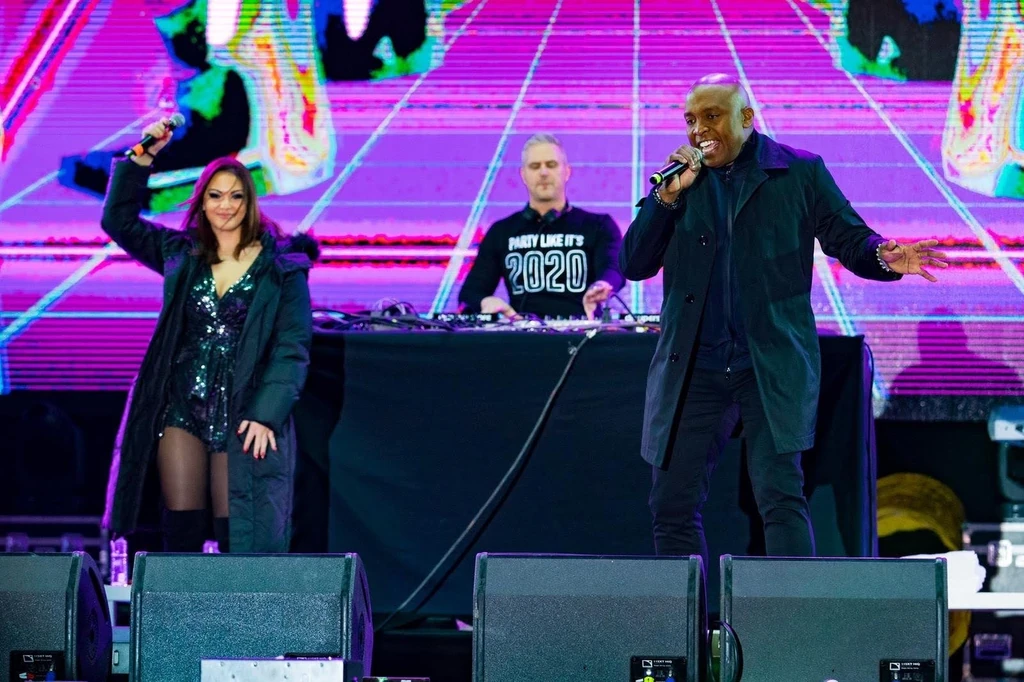 Haddaway mellett a színpadon