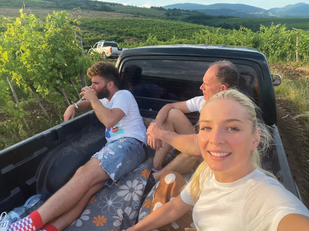 Ha otthon vannak, édesapjával körbe­autózzák Lali testvérének szőlőföldjeit (Fotó: Archív)