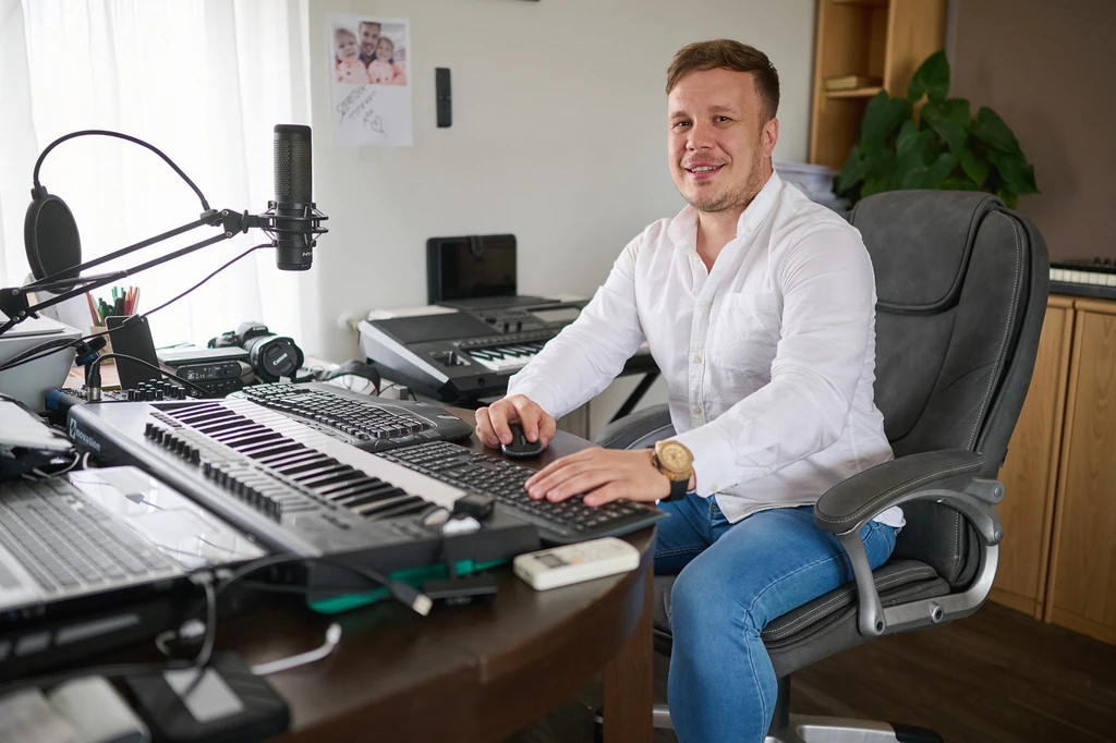 „Civil” állása ­mellett az ­otthoni stúdiójában is dolgozik (Fotó: Schumy Csaba/fotocentral.hu)