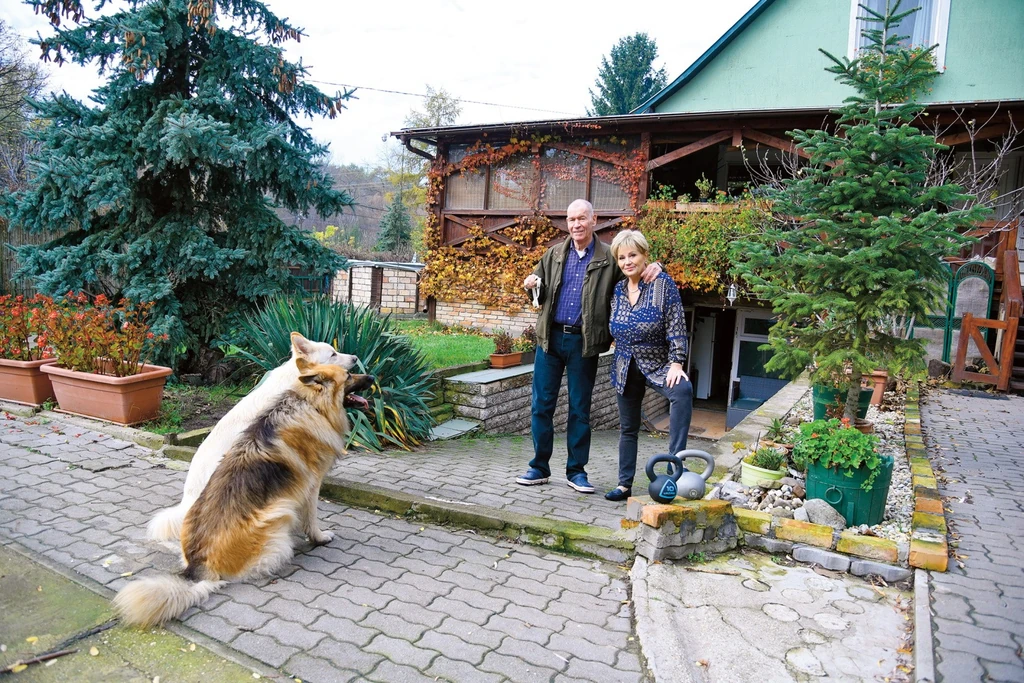 Férjével a házuk előtt (Fotó: Olajos Piroska)