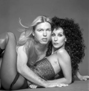 Cher második férje a rockzenész Greg Allman lett, de alig voltak kilenc napja házasok, amikor az énekesnő beadta a válókeresetet párja alkohol- és heroinfüggőségére hivatkozva. Utána kibékültek, majd két évre rá végleg szakítottak. Válásuk után Cher két évig élt együtt a Kiss sztárjával, Gene Simmonsszal.  