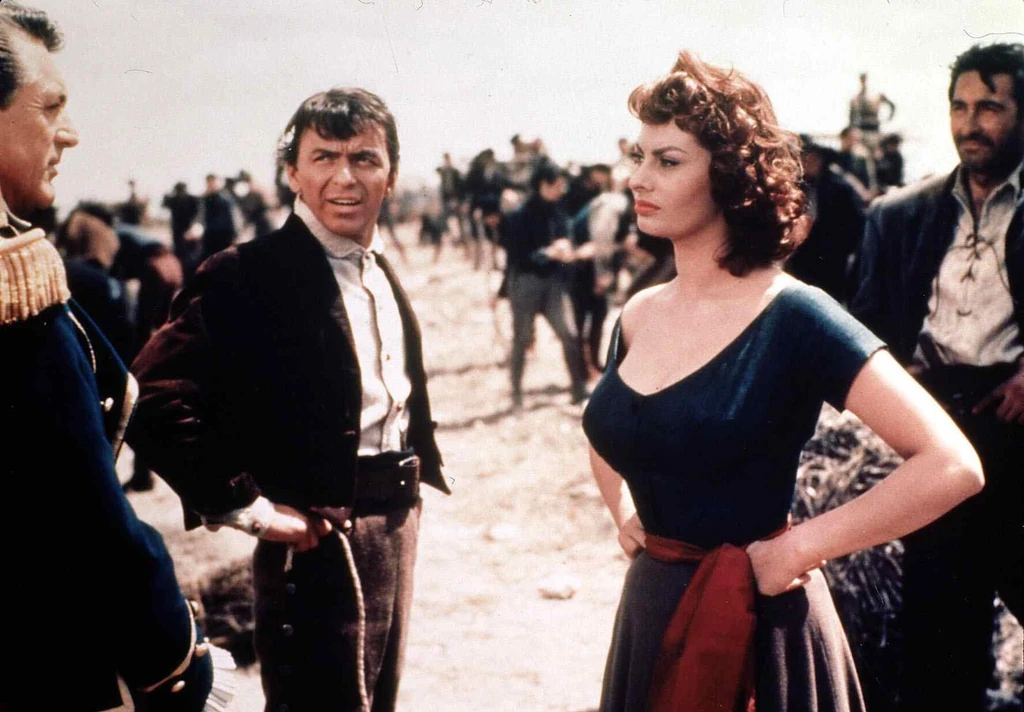 Sinatra nem csak énekes, sikeres színész is volt. Itt Sophia Lorennel látható 1957-ben (Fotó: Profimedia)