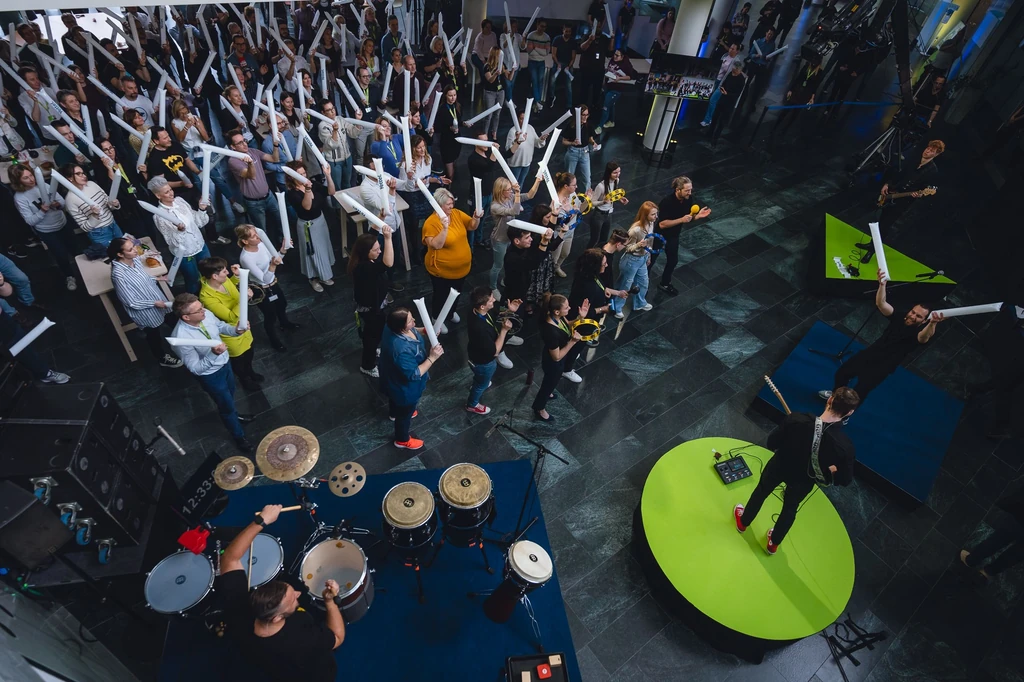 Abaházi Csaba volt a rekordkísérlet műsorvezetője (Fotó: Yettel Magyarország)