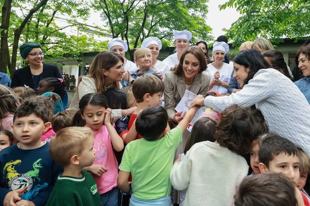 A hercegné Reggio Emiliában, olasz gyerekek gyűrűjében 