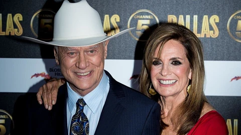 Linda Grayt a Dallas Samanthájaként ismerték meg a nézők, itt Jockey Ewinggal, azaz Larry Hagmannel pózol