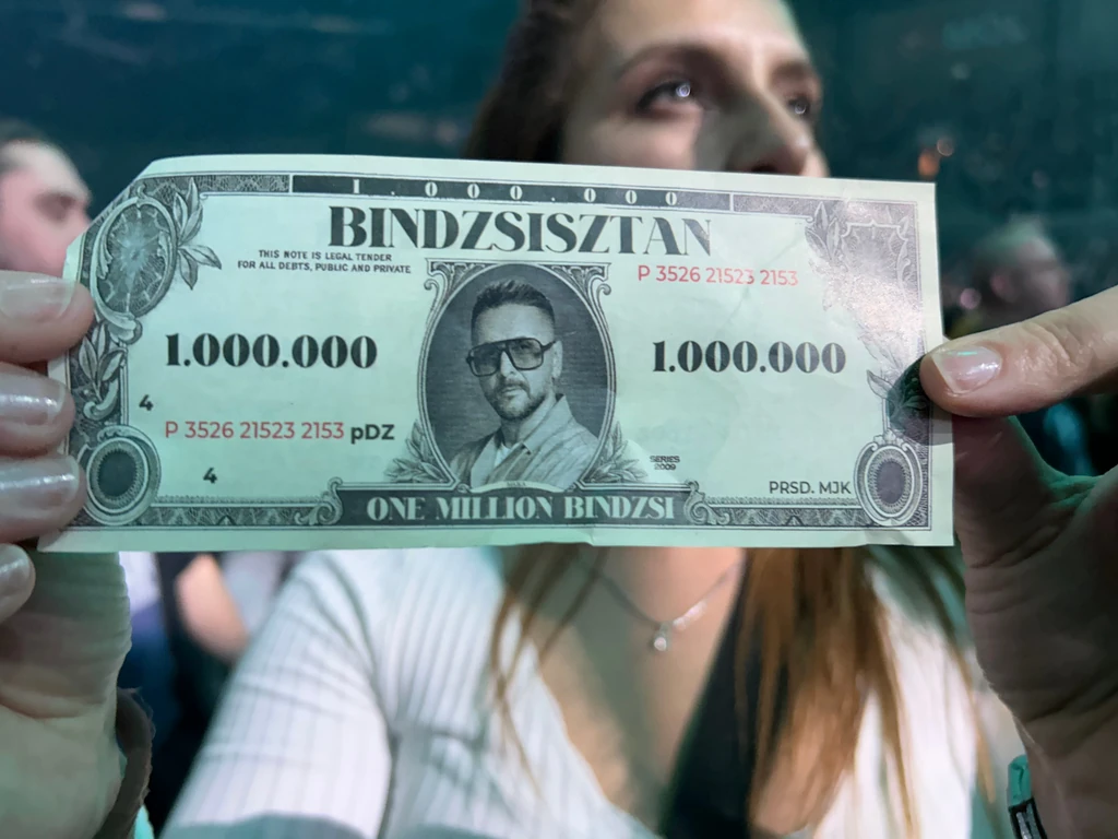 Így néz ki 1 millió bindzsi: rajta Majka arcképe