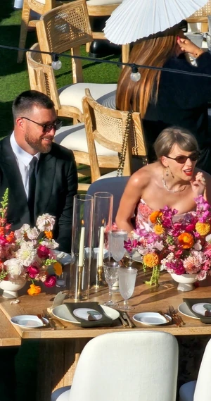 Taylor Swift és Travis Kelce minden idők egyik legfényűzőbb sztáresküvőjét tartották nemrég, de egyetlen fotót sem láthattunk róluk a nagy napon - ez a kép kicsivel később egy baráti esküvőn készült 