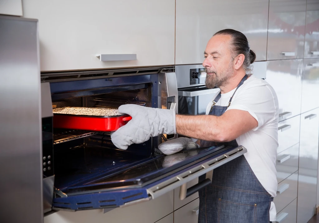 Zsidró Tamás imádja a gasztronómiát, itt éppen húsvéti bárányt készít (Fotó: Birton Szabolcs/fotocentral.hu)