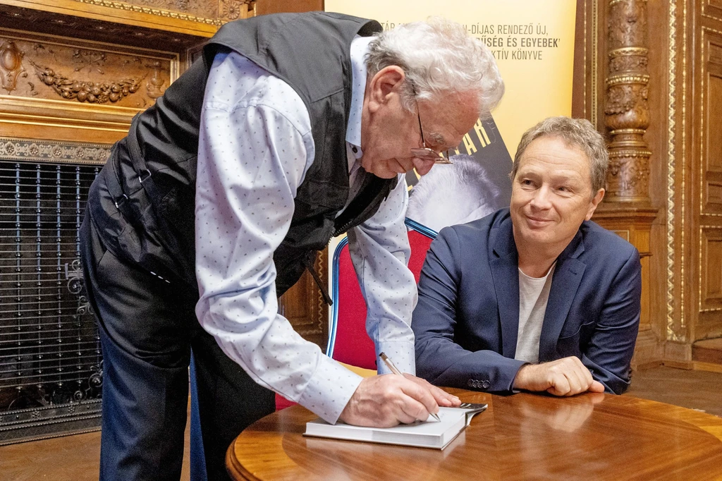 A könyvbemutatón Geszti Péter társaságában dedikált (Fotó: Birton Szabolcs/fotocentral.hu)