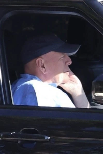 Bruce Willis a legfrissebb fotóján, Los Angelesben furikázták valahova 