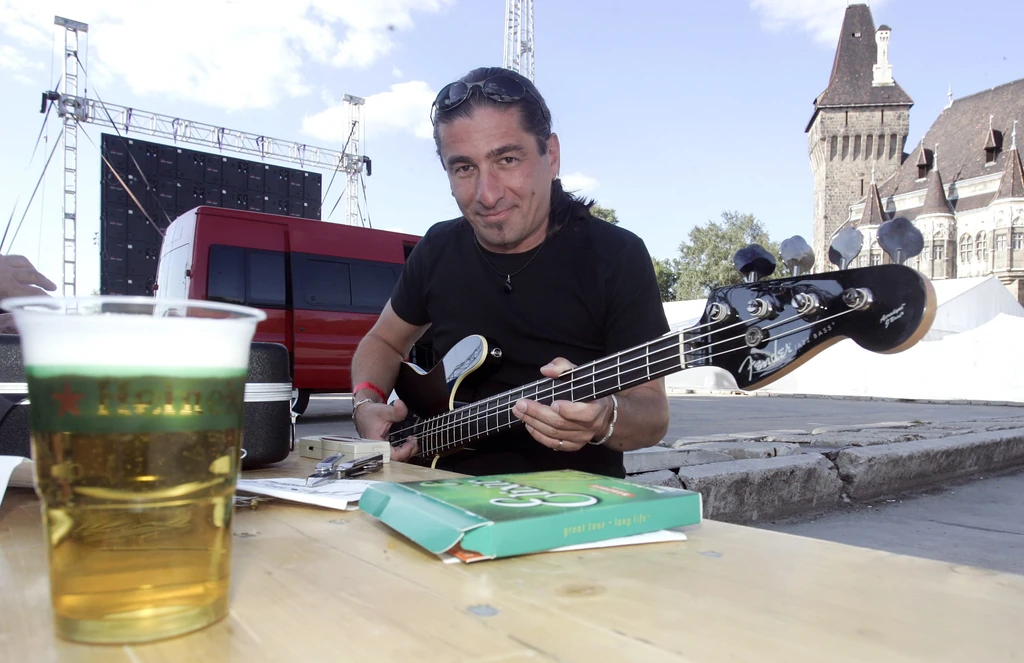 A Republic frontembere, Boros Csaba jobbulást kíván a fejsérülést szenvedett fiúnak (Fotó: Szabolcs László/fotocentral.hu)