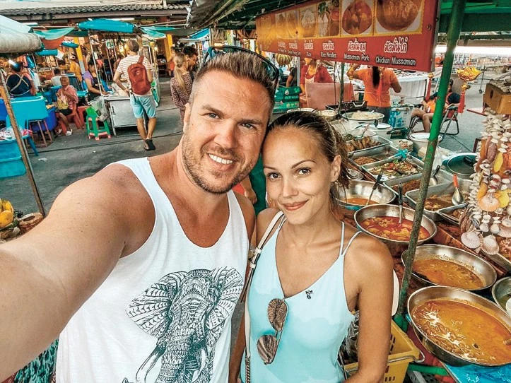 A család Thaiföldön marad, amíg ő itthon műsort vezet (Fotó: Archív)