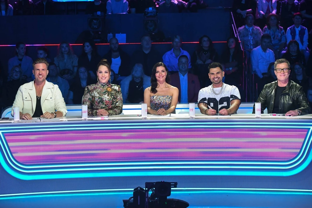 Kasza Tibi, Lékai-Kiss Ramóna, Horváth Tamás és Stohl András A Nagy Duett idei zsűrije. Betty, a csúnya lány, azaz Ana María Orozco (középen) pedig vendég zsűritag volt az első adásban (Fotó: TV2)
