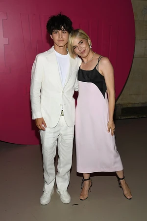 Selma Blair, aki Vivian Kensingtont alakította, ma 53 éves, és az elmúlt években a szklerózis multiplex elleni küzdelme miatt hallhattunk a legtöbbet róla. Betegsége ellenére ragyogó formában jelent meg a vörös szőnyegen, ráadásul a kamasz fia, a lassan 14 éves Arthur Saint Bleick társaságában 