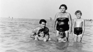 Egy balatoni pillanat. Az 1960-as években készült fotón a nagymamája látható a háború alatt, illetve közvetlenül utána született gyerekeivel. „Ekkor már túl volt a háború borzalmain.”