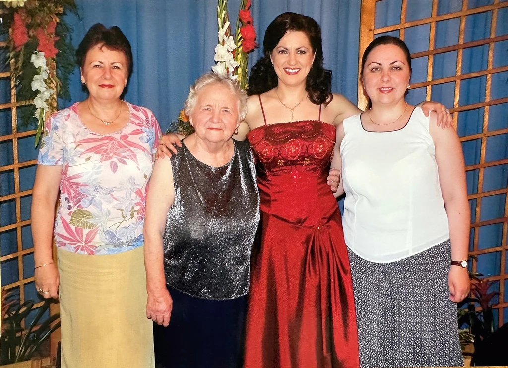 Krisztina a családja nőtagjaival