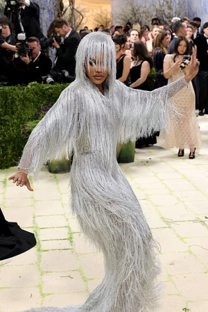 Teyana Taylort, az Egyik csata a másik után sztárját Tom Ford öltöztette hófehér rojtokba, a terv szerint olvadó hatást kellett volna keltenie. De tulajdonképpen inkább egy jegesmedvébe oltott jetire emlékeztetett    