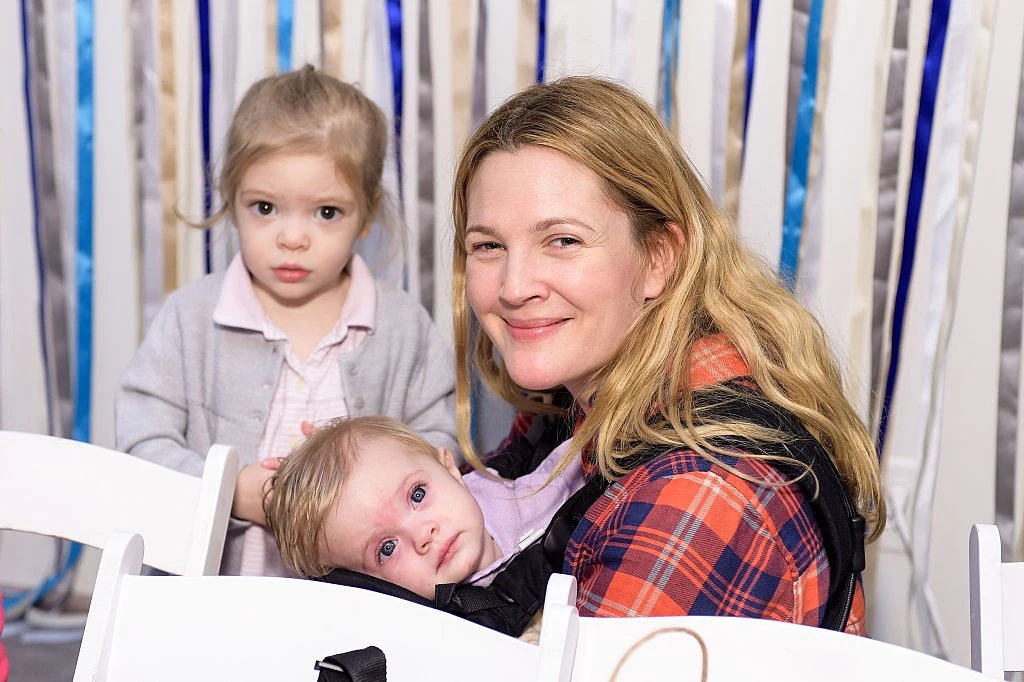 Drew Barrymore két kislányával, amikor a gyerekek még picik voltak (Fotó: Getty Images)