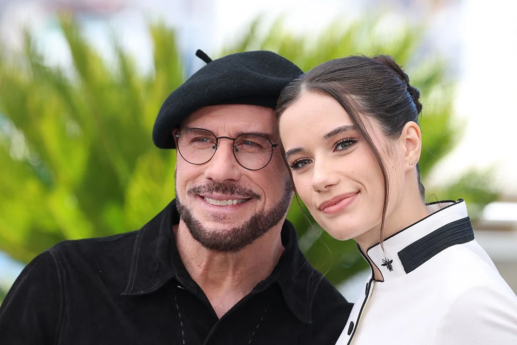 John Travolta a lányával Ella Bleu-vel a vörös szőnyegen, most mutatták be közös filmjüket 