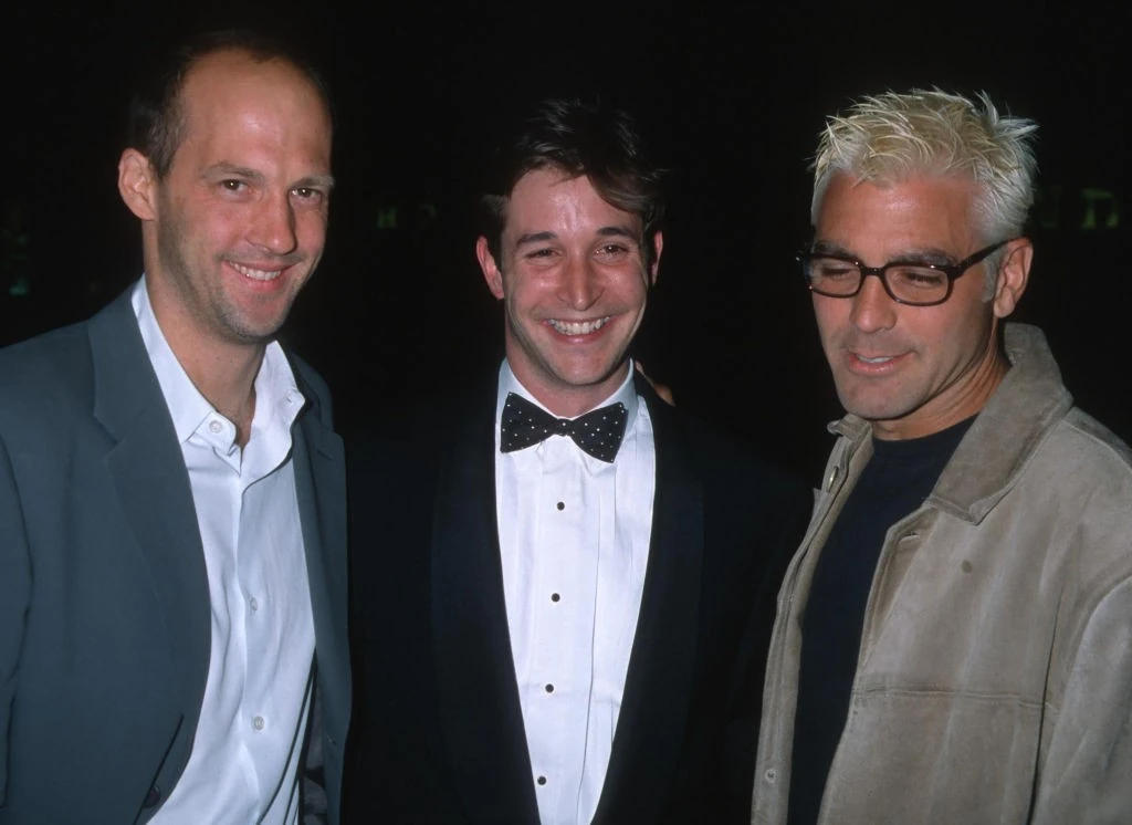 Vésszhelyzetes kollégák egymás közt, jobbra Clooney