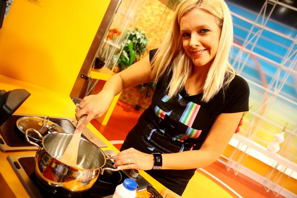 Peller Anna az RTL Reggeli című műsor egyik régi díszlete között 2009-ben