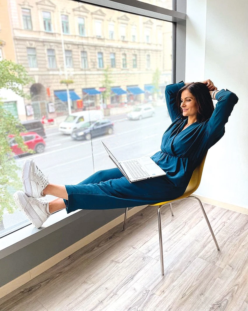 Iza államvizsgára készült, közben az új szerepét tanulta (Fotó: Archív)