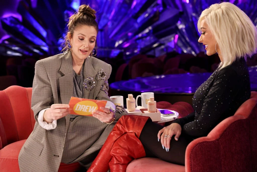Drew egy ideje talkshow-házigazdaként fogad híres vendégeket, itt épp Christina Aguilerát (Fotó: Getty Images)