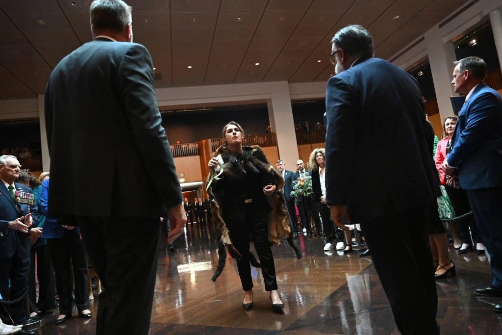 Lidia Thorpe berontott a parlament nagytermébe (Fotó: Getty Images)
