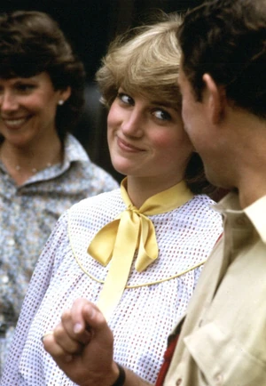 1981. július 24. – Vőlegényével a Cheshire ezred első zászlóalját látogatták meg a Wiltshire-i Tidworth laktanyában, aminek Károly herceg az ezredese volt. Lady Diana a katonafeleségekkel és gyermekeikkel beszélgetett