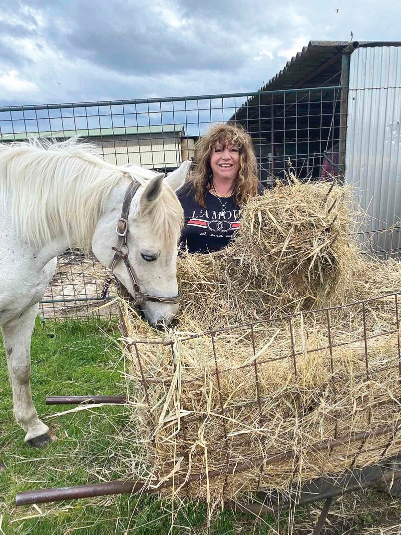 Nyugdíjazott hobbilovával, Manócskával (Fotó: Archív)