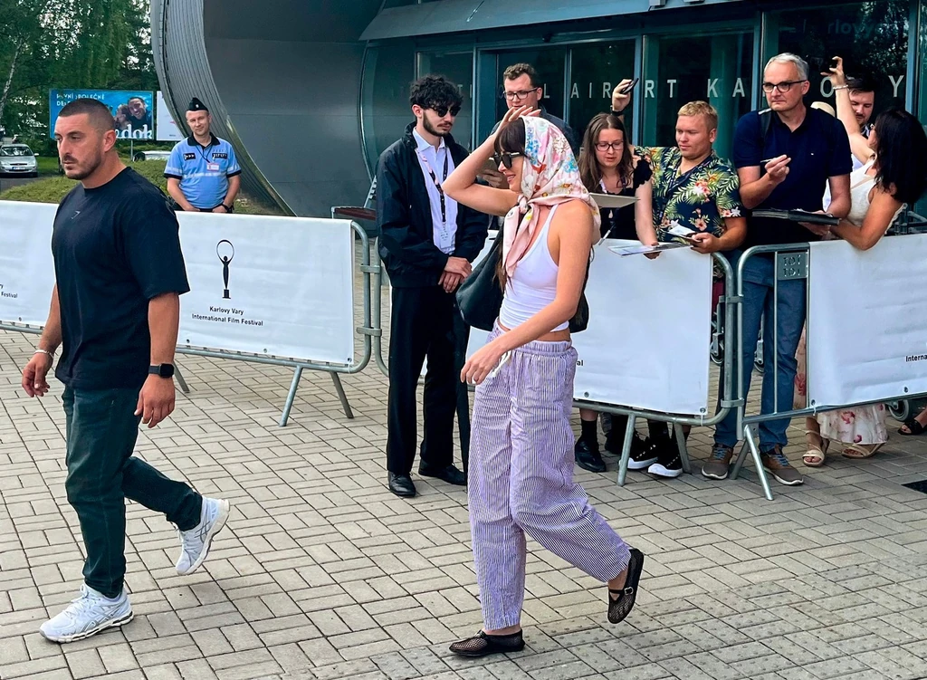 A testőre nélkül sehova sem ment (Fotó: Profimedia)