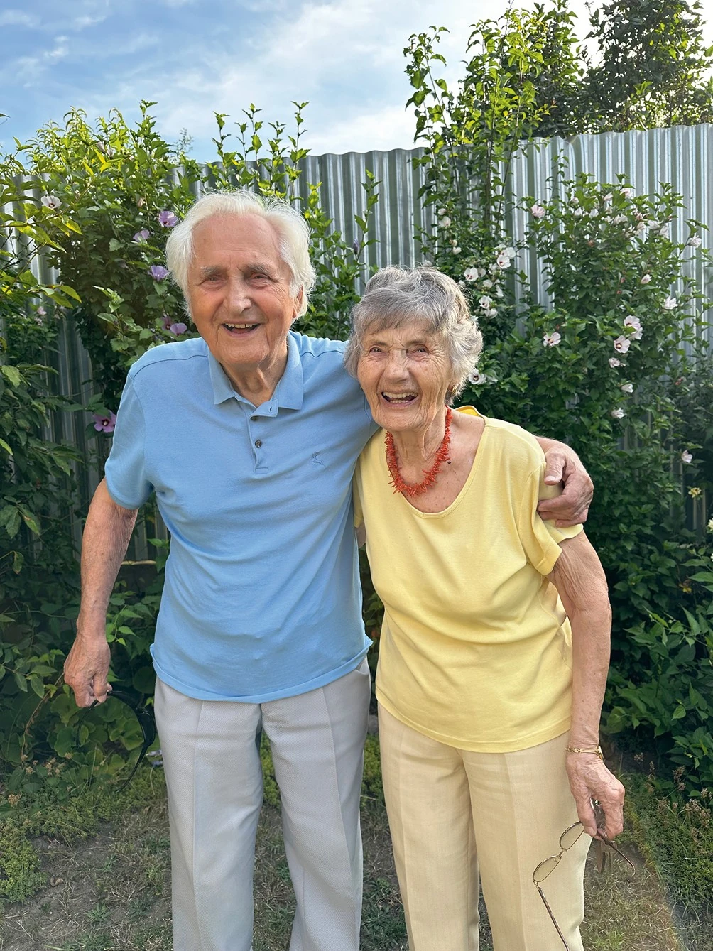 A nagyszülők is szorítanak unokájuknak (Fotó: Archív)