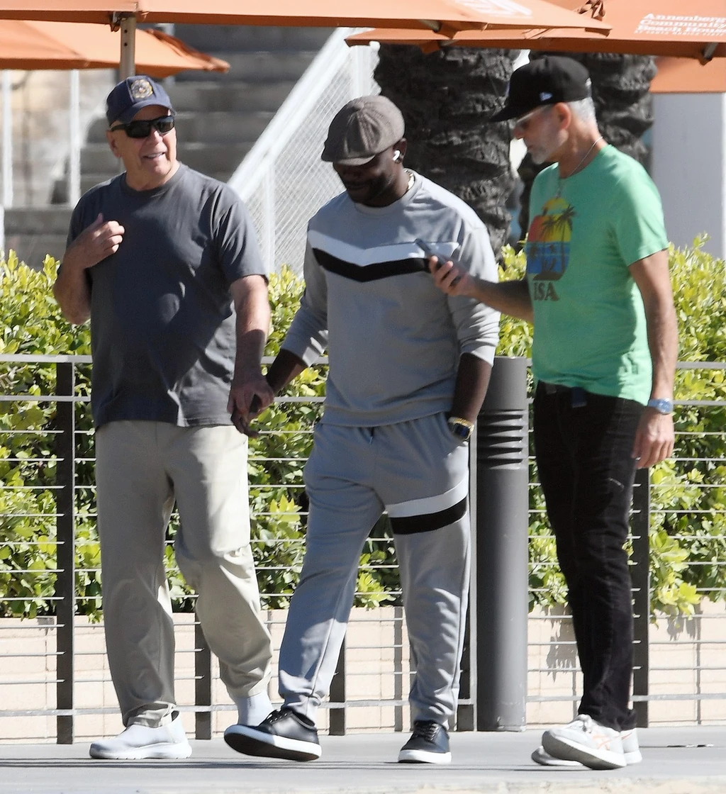 Willis egy ápolóval és egy barátjával séta közben (Fotó: Profimedia)