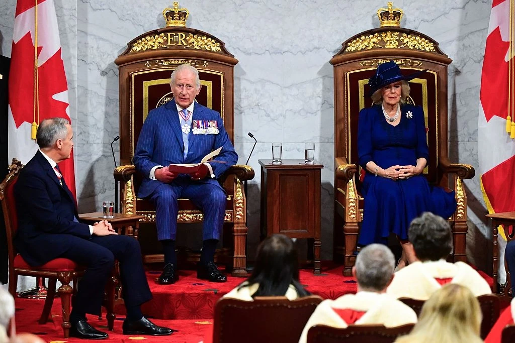 Károly, aki Kanada királya is, oldalán a feleségével, Kamilla kanadai királynéval 2025. május 27-én megnyitja a kanadai parlamant új ülésszakját Ottawában (Fotó: Getty Images)